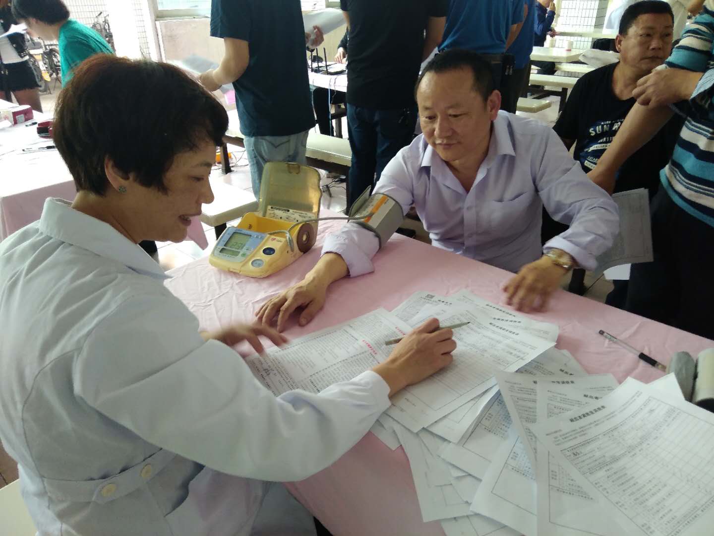 學習和踐行雷鋒精神，愛從獻血開始……